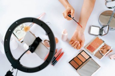 Güzellik blogcusunun ya da nüfuzlu kişinin üst görünümü çevrimiçi canlı yayın platformunda sosyal medya pazarlamasını ya da öğretim elemanlarını görüntüler.