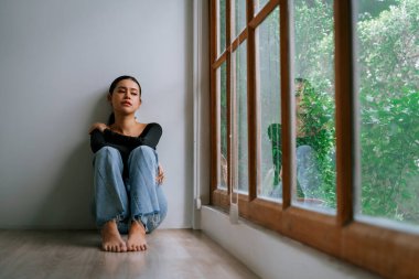 Depresyondaki zihinsel sağlık sorunu olan genç Asyalı kadın aşırı düşünme yorgunluğu, yıkıcı düşünce, asosyal, kaygı ve diğer akıl sağlığı bozukluklarından en yüksek tedaviye ihtiyaç duyuyor. .