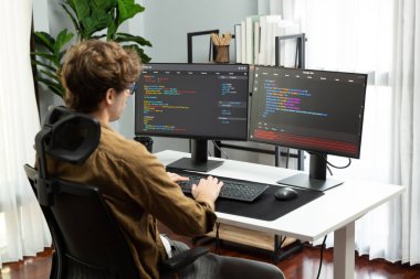 Bilgisayar ekranında çevrimiçi yazılım geliştirme kodlaması oluşturma konusunda stresli bir şekilde çalışan IT geliştiricisi, modern ofisteki web sitesi projesinde en son sürüm uygulaması için düşünme programı. Toplayıcı.