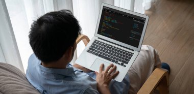 Model uygulama ve program kodlaması için bilgisayar ekranında yazılım geliştirme programlama