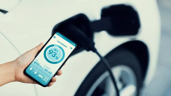 Смартфон Отображает Состояние Батареи Смарт Мобильное Приложение Время Автомобиль Подзарядки — стоковое фото