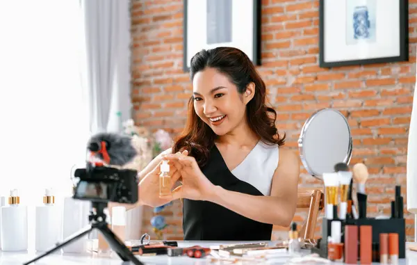 Kadın Etkilenen Vlog Video Görüntülerini Canlı Olarak Çekiyor Makyajın Çoğu — Stok fotoğraf