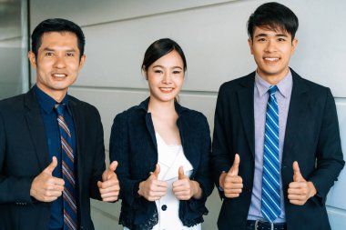 Pek çok mutlu iş adamı sevinç ve başarıyla el ele tutuşuyor. Şirket çalışanı başarılı bir iş projesinden sonra kutlama yapıyor. Şirket ortaklığı ve başarı kavramı. uds