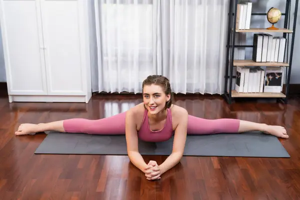 Mujer Flexible Hábil Ropa Deportiva Haciendo Postura Yoga Postura Meditación —  Fotos de Stock