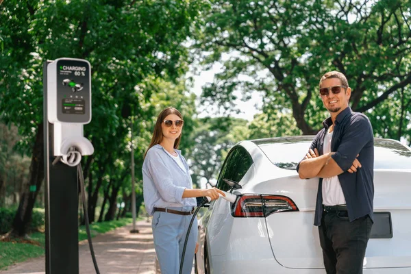 Lovely Young Couple Wearing Sun Glasses Recharging Battery Electric Car — Stock Photo, Image