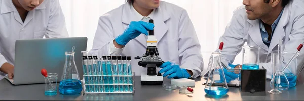 Grupo Científicos Dedicados Llevan Cabo Experimentos Químicos Investigación Laboratorio Médico — Foto de Stock