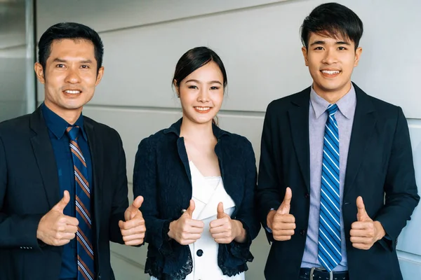 Wielu Szczęśliwych Ludzi Biznesu Zrobić Kciuki Górę Znak Połączyć Ręce — Zdjęcie stockowe