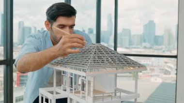 Modern ofiste gökdelen ve şehir manzaralı kalem ölçme modeli çatı uzunluğu kullanan profesyonel mimar mühendisi. Yetenekli proje yöneticisi ya da işadamı ev inşaatını kontrol ediyor. İzleme