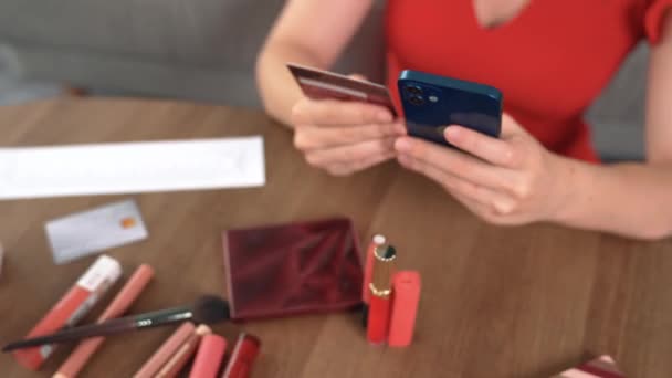 Kobieta Kupuje Lub Płaci Kosmetyki Online Rynku Internetowym Przeglądając Sprzedaż — Wideo stockowe