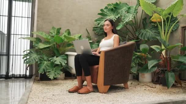현대적인 여성은 전화로 말하거나 원격으로 일하거나 식물과 미니멀리즘 콘크리트 스타일 — 비디오