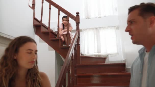 Gestresste Und Unglückliche Junge Mädchen Beobachten Von Der Treppe Aus — Stockvideo