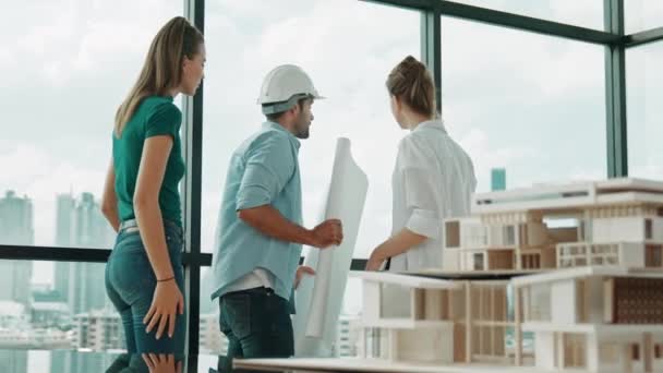 Smart Architect Engineer Team Casual Outfit Talking While Look Skyscraper — Stock Video