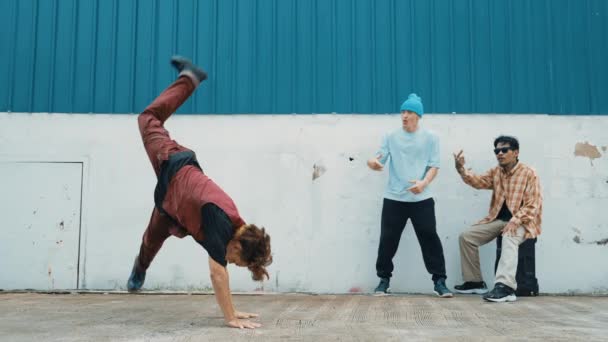 Jonge Aziatische Danser Dansend Hiphop Stijl Met Multiculturele Vrienden Die — Stockvideo