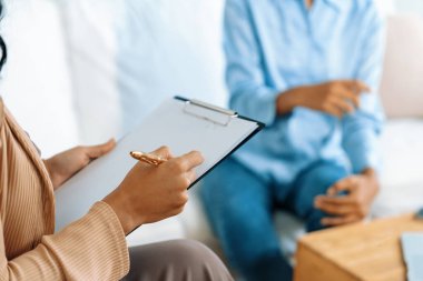 Mutlu hasta ve psikolog klinikte olumlu duygularla ruh sağlığı sohbeti yaparken, aynı zamanda yurtiçi ofisteki psikologlara başarılı bir iş ve yaşam sunuyor.