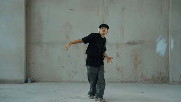 Guapo Hipster Practicando Break Dance Mientras Escucha Música Auriculares Con —  Fotos de Stock