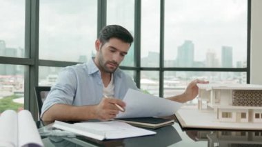 Kafkas mimari mühendisi tasarım ev inşaatı planlarken proje planı, tasarımı ve mimari ekipmanlarla birlikte şehir manzaralı ev modelini inceleyin, kontrol edin, kontrol edin. Tartışma
