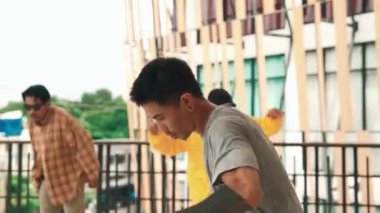 Bir grup hippi koridor alışveriş merkezinde hip-hop müziğine ayak basıyor. Çok kültürlü arkadaş ya da dansçı grubuyla çevriliyken yetenekli break dansçı dansçıları sergilediler. Açık hava sporu 2024 hiphop..