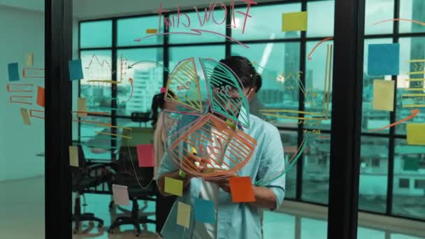 Inteligentny Kierownik Projektu Piszący Lepkie Notatki Mapujący Umysł Przy Szklanych — Wideo stockowe