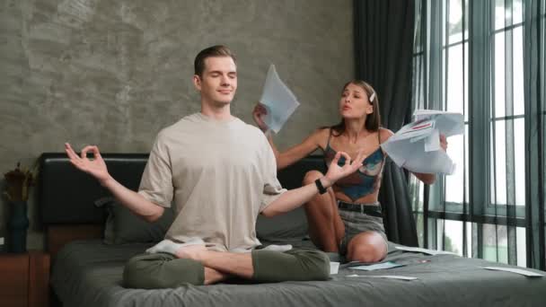 Jovem Fazendo Meditação Mindfulness Paz Ignorando Problema Enquanto Sua Esposa — Vídeo de Stock