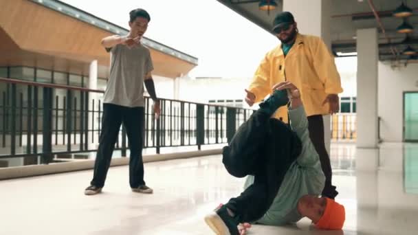 Profesyonel Hipster Hip Hop Dansı Yapıyor Etrafı Çok Kültürlü Arkadaşlarla — Stok video