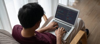 Model uygulama ve program kodlaması için bilgisayar ekranında yazılım geliştirme programlama