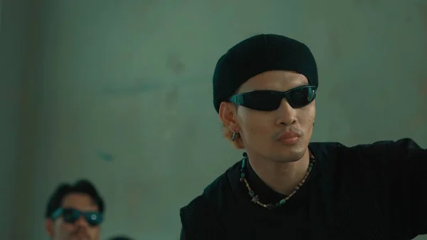 Närbild Porträtt Attraktiva Asiatiska Hipster Utföra Break Dance Byggnad Med — Stockfoto