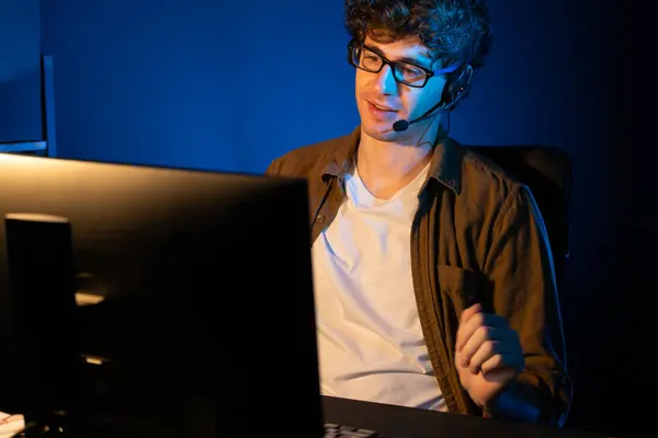 Молодий Креативний Бізнесмен Спілкується Слухачами Екрані Ноутбука Або Зустрічається Членом — стокове фото