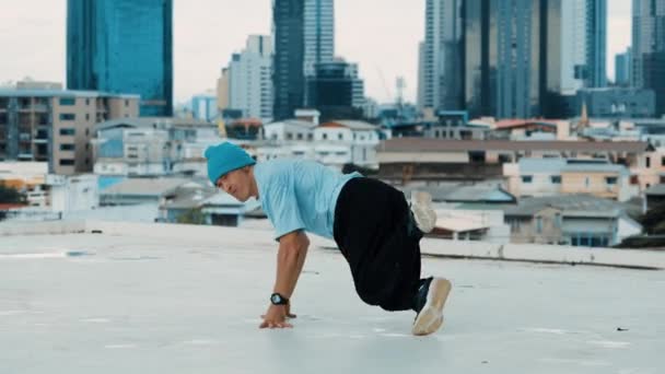Profesjonalny Biały Boy Tancerz Ćwiczący Taniec Uliczny Dachu Miastem Lub — Wideo stockowe