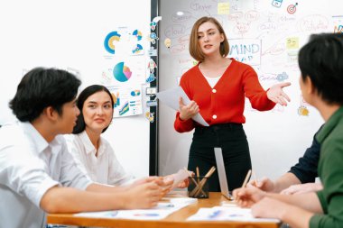 Genç ve güzel lider pazarlama stratejisini sunarken, uzman yatırımcı ve proje yöneticisi de şirket kurma toplantısında iş performansını analiz etmek için konferans veriyor. Tertemiz..