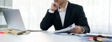 Şirket muhasebecisi, mali veri raporuna dayanarak vergi iadelerini hesaplamak ve en yüksek seviyeye çıkarmak ve finansal performansı artırmak için hesap makinesi kullanır. Panorama 'daki modern muhasebe. Kurnaz.