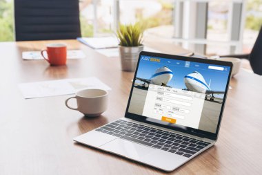 Online uçuş rezervasyon sitesi mod rezervasyon sistemi sağlar. Seyahat teknolojisi kavramı .