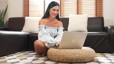 Bilgisayarı online alışveriş için kullanan genç bir kadın. Evdeki online ödeme kapısından. Modern ve uygun online alımlar güvenli ve uygun alışverişleri sağlar. Blithe