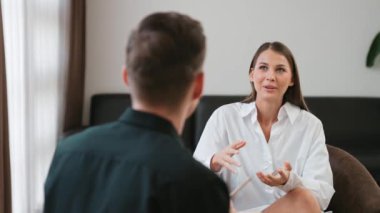 Psikolojik konsültasyon zihinsel problemde iyileşme kaydediyor, genç hasta terapi seansında, psikiyatrist de akıl hastalıkları konusunda tanı koyuyor. Zihinsel tedavi seansı. Düzenle