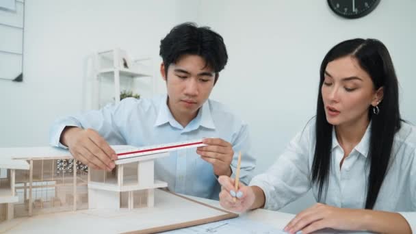Inginer Profesionist Arhitect Asiatic Care Măsoară Lungimea Modelului Casei Lucrând — Videoclip de stoc