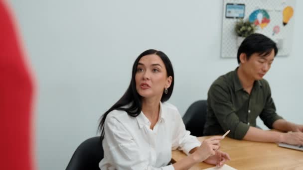 Junge Schöne Kaukasische Investor Fragen Und Diskutieren Mit Professionellen Geschäftsfrau — Stockvideo