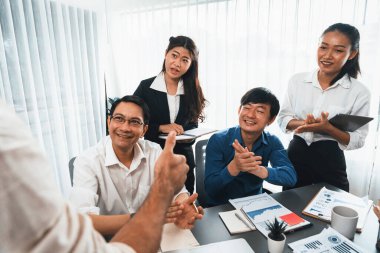 Veri analistleri ofis çalışanlarından oluşan bir ekip, mali, trend ve pazarlama verilerini analiz etmek için iş istihbaratı BI gösterge paneli üzerinde işbirliği yapmaktadır. BI yazılım kullanım sürücüsü iş başarısı. Tedbirli