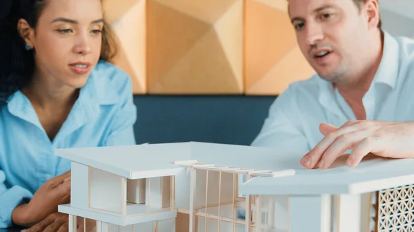 Professionelle Architekten Ingenieur Team Diskutieren Über Hausmodellbau Fachkundiger Projektleiter Brainstorming — Stockfoto
