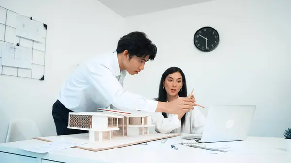 Professionell Manlig Asiatisk Arkitekt Som Använder Linjal För Att Mäta — Stockfoto