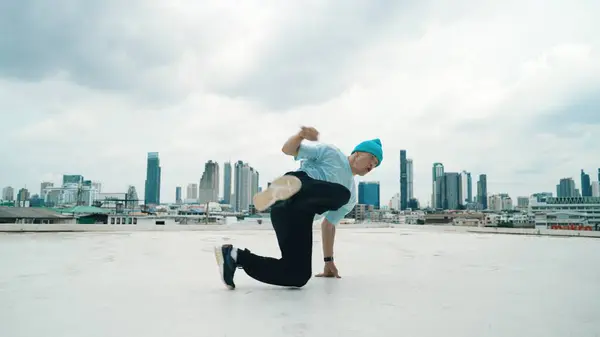 Kaukázusi Fiú Táncos Utcai Táncot Gyakorol Háztetőn Várossal Vagy Várossal — Stock Fotó