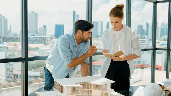 Fachkundige Architekten Und Ingenieure Diskutieren Über Den Hausmodellbau Smart Interior — Stockfoto