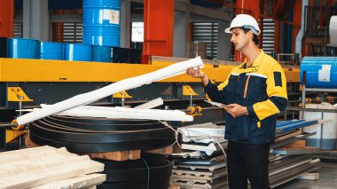 Mühendis, fabrika deposunda yeniden kullanım amaçlı sanayi ürünleri veya malzemelerini inceler ve yönetir. Verimli üretim için ağır endüstriyel ürünlerin kalite kontrol denetimi. Örnek gösteriliyor