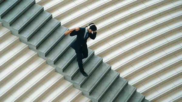 Merdivenlerden Inerken Kulaklıktan Müzik Dinleyen Mutlu Bir Adamı Yönetici Satışların — Stok fotoğraf