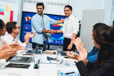 Analist ekip lideri, iş zekası ya da BI gösterge paneli ile FIntech yazılım gücünü kullanarak başarılı veri analizi toplantısından sonra iş arkadaşıyla tokalaştı. Tedbirli