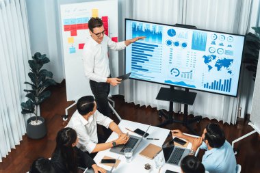 Ofiste sunum ya da analist ekibiyle toplantı odasında mali verileri analiz etmek için BI Fintech 'i kullanmak. İş adamları stratejik planlama için TV ekranında BI gösterge panelini inceliyor.