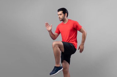Vücut uzunluğunun tamamı atletik ve sportif genç erkek fitness 'in izole edilmiş arka planda kardiyo egzersizi duruşunu gösteriyor. Sağlıklı aktif ve vücut bakımı yaşam tarzı.