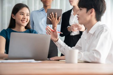 Mutlu iş adamları birlikte çalışır, şirket ofisinde tartışırlar. Profesyonel ve çeşitlilik takım çalışması iş planını bilgisayarda tartışır. Modern çok kültürlü ofis çalışanı. Uyum