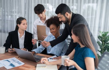 Çok ırklı analist ekibi toplantı masasındaki mali raporu analiz etmek için BI gösterge tablosunu kullanıyor. Çeşitli iş adamlarından oluşan bir grup, FIntech 'in veri analizini başarılı iş pazarlaması için kullanır. Uyum