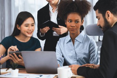 Mutlu iş adamları birlikte çalışır, şirket ofisinde tartışırlar. Profesyonel ve çeşitlilik takım çalışması iş planını bilgisayarda tartışır. Modern çok kültürlü ofis çalışanı. Uyum