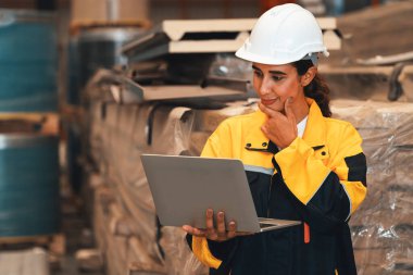 Kadın mühendis veya fabrika müfettişi, metal çelik maddeler için envanter kontrolü ve kalite kontrolü yaparak, ağır endüstriyel üretim optimizasyonuna ve imalat güvenliğine katkıda bulunur. Örnek gösteriliyor