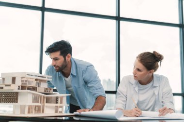 Mesleki çeşitlilik gösteren mühendis takımı ev modelini tasarlamak için birlikte çalışıyor. Bir grup başarılı iş adamı ev yapısını tartışıyor ve beyin fırtınası yapıyorlar. İnşaat mühendisliği. İzleme.